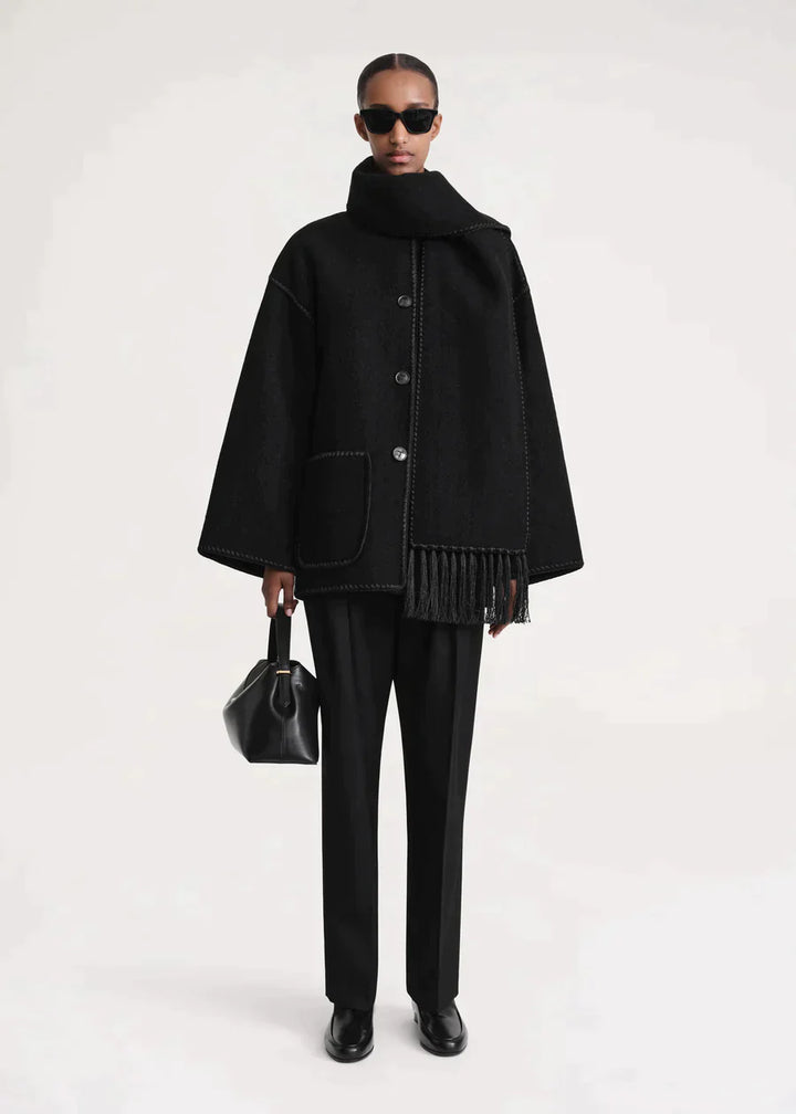 Casaco de Inverno Elegante em Lã Merino com Cachecol Integrado – Feminino