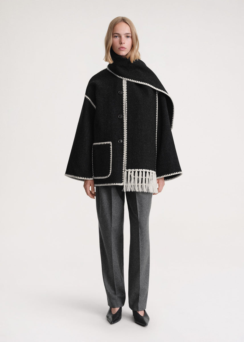 Casaco de Inverno Elegante em Lã Merino com Cachecol Integrado – Feminino