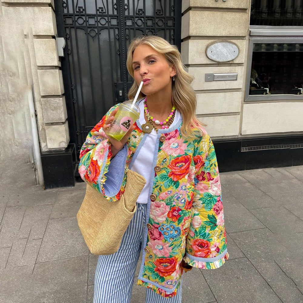 Casaco Feminino Oversized Almofadado com Botão - Estampa Floral - Comprimento na Altura do Quadril