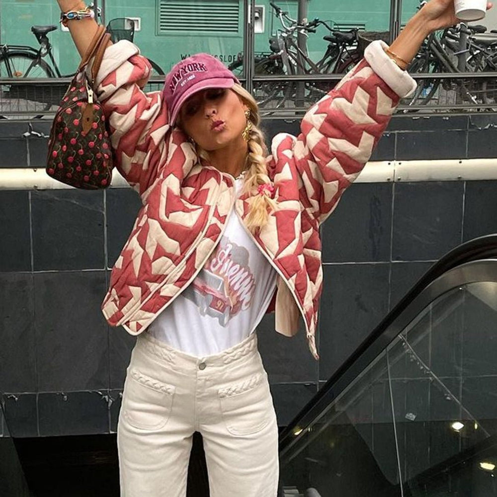 Casaco Feminino Oversized Almofadado com Botão - Estampa Floral - Comprimento na Altura do Quadril