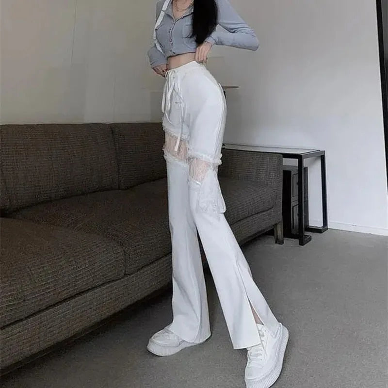 Natalia | Calças Flare Fashion com Toque Punk e Detalhes em Renda
