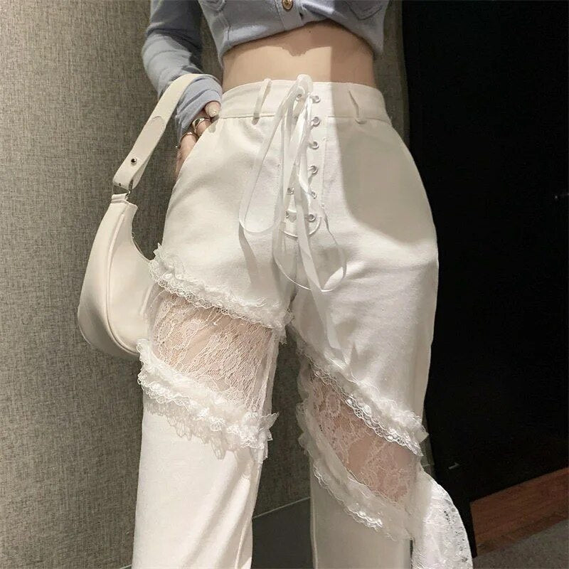 Natalia | Calças Flare Fashion com Toque Punk e Detalhes em Renda